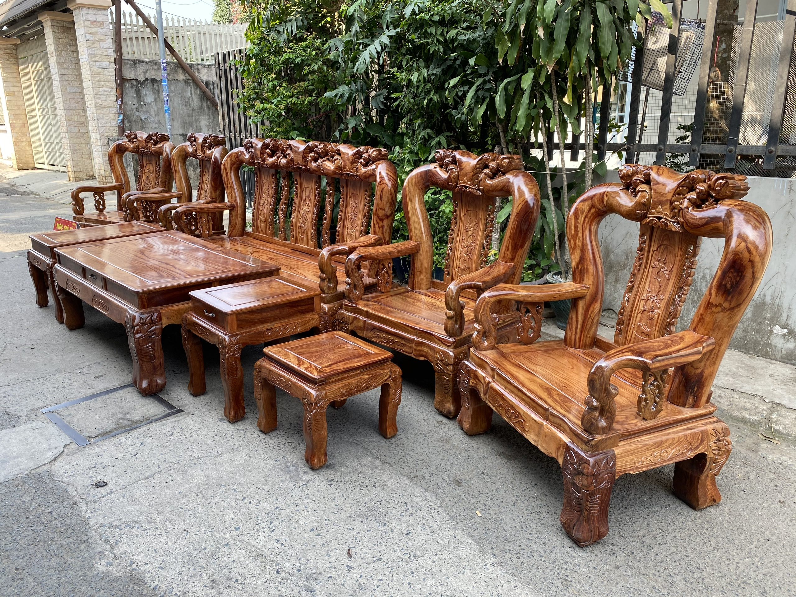 Với bộ bàn ghế tay 14 đào gỗ hương, không chỉ tôn lên phong cách truyền thống mà còn tạo sự hiện đại cho không gian phòng khách của bạn. Chất liệu gỗ hương và họa tiết đồng trên bộ bàn ghế này sẽ mang lại cảm giác sang trọng và ấm cúng. Hãy bấm vào hình ảnh để khám phá thêm nhiều hơn nhé!